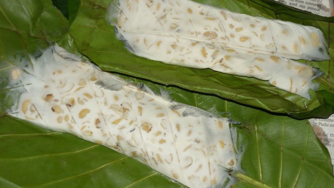 Alat penyajian kuliner tradisional nasi jamblang menggunakan daun